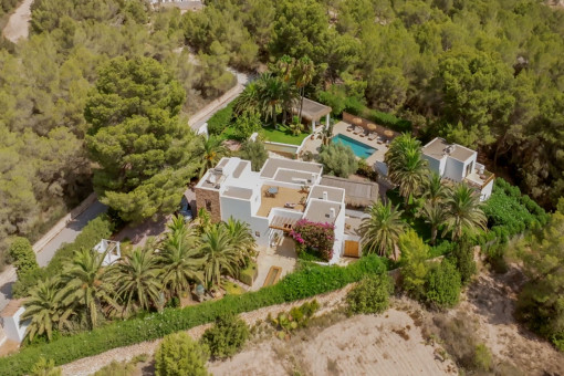 Eine elegante, moderne Luxusvilla mit separatem Gästehaus und offizieller Mietlizenz, gelegen in der Nähe von San Josep auf Ibiza