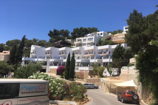 Extravagant eingerichtetes Apartment mit beheiztem Pool, 2 Schlafzimmern und Meerblick über Ibiza in Can Furnet